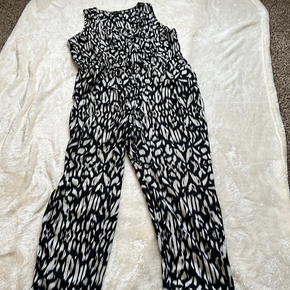 Forever21 jumper size 2x black and white